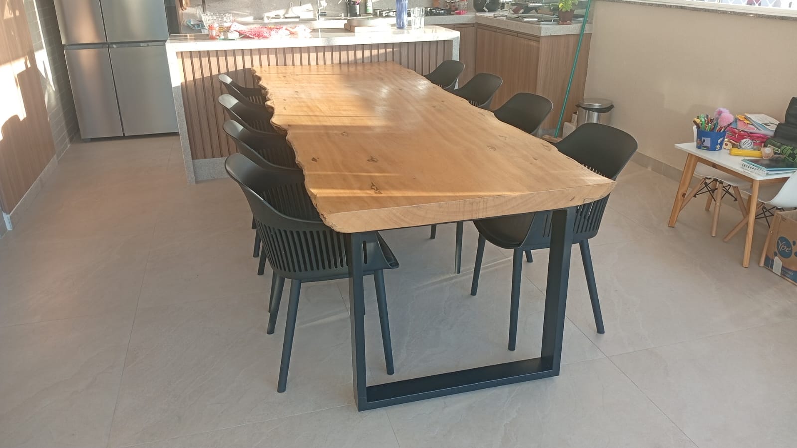 Mesa de madeira maciça em ambiente real