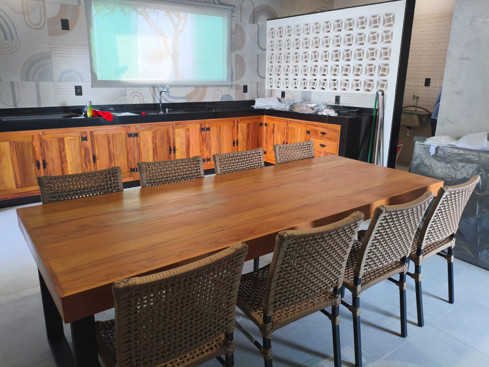Mesa de madeira em área de convivência