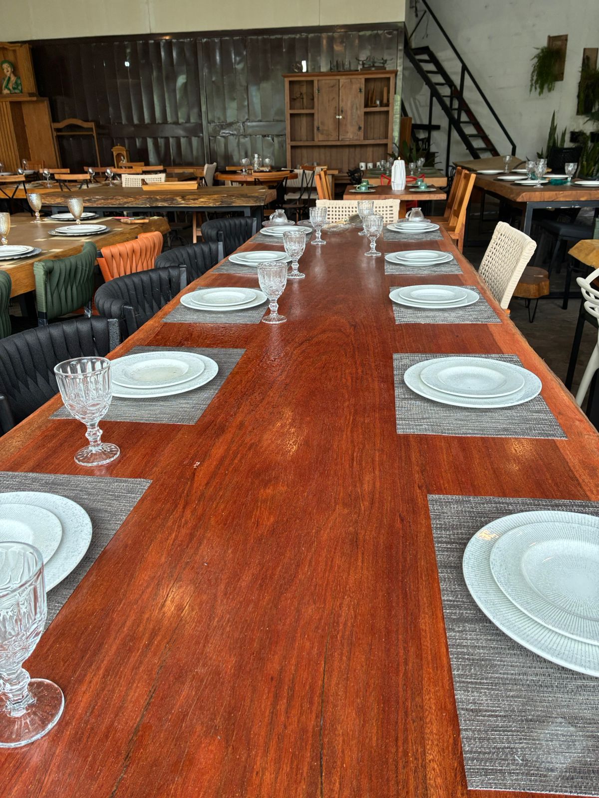 Mesa de madeira maciça montada